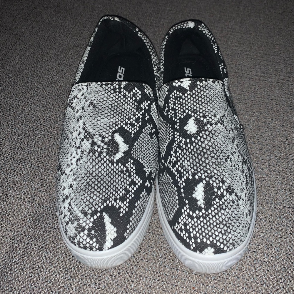 SODA Snake skin   Size 7.5